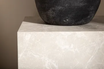 Travertin Sivupöytä York 40x40x45 cm - Beige - Huonekalut - Pöytä & ruokailuryhmä - Apupöytä & sivupöytä - Tarjotinpöytä & pikkupöytä