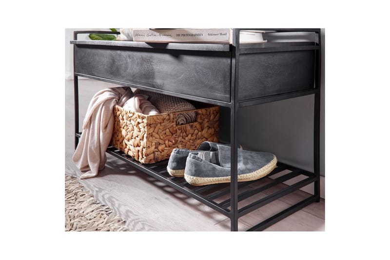 Penkki Wohnling teollinen ilme, suurella säilytystilalla massiivipuuta ja avoin kenkäteline Musta - Musta - Huonekalut - Pöytä & ruokailuryhmä - Apupöytä & sivupöytä - Tarjotinpöytä & pikkupöytä