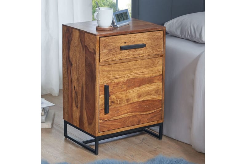 Yöpöytä Wohnling Massiivipuu jenkkisänkyihin 3 laatikolla 1 ovi maalaistalo - Huonekalut - Pöytä & ruokailuryhmä - Apupöytä & sivupöytä - Yöpöytä