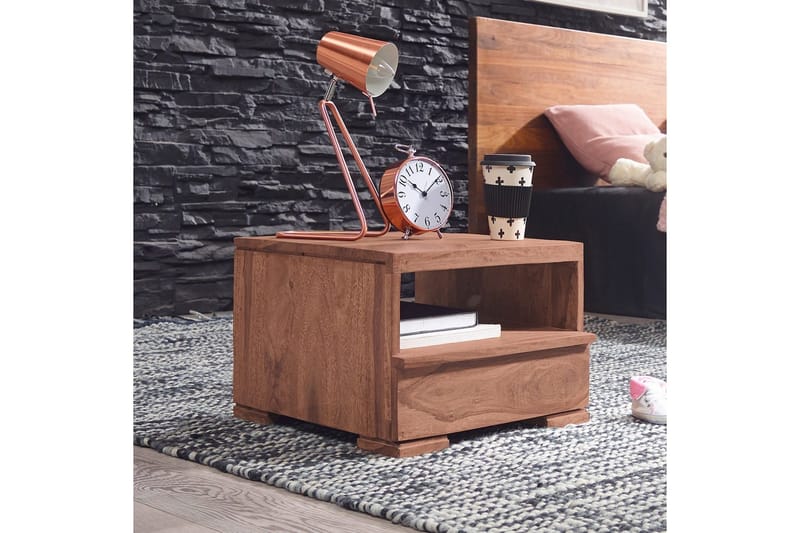 Yöpöytä Wohnling Täyttä puuta laatikolla ja hyllyllä matalassa muotoilussa maalaistyyliä Akaasia - Akaasia - Huonekalut - Pöytä & ruokailuryhmä - Apupöytä & sivupöytä - Yöpöytä
