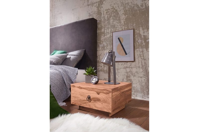 Yöpöytä Wohnling Täyttä puuta laatikolla ja elegantilla kahvalla matalassa muotoilussa maalaistyyliä Akaasia - Akaasia - Huonekalut - Pöytä & ruokailuryhmä - Apupöytä & sivupöytä - Yöpöytä