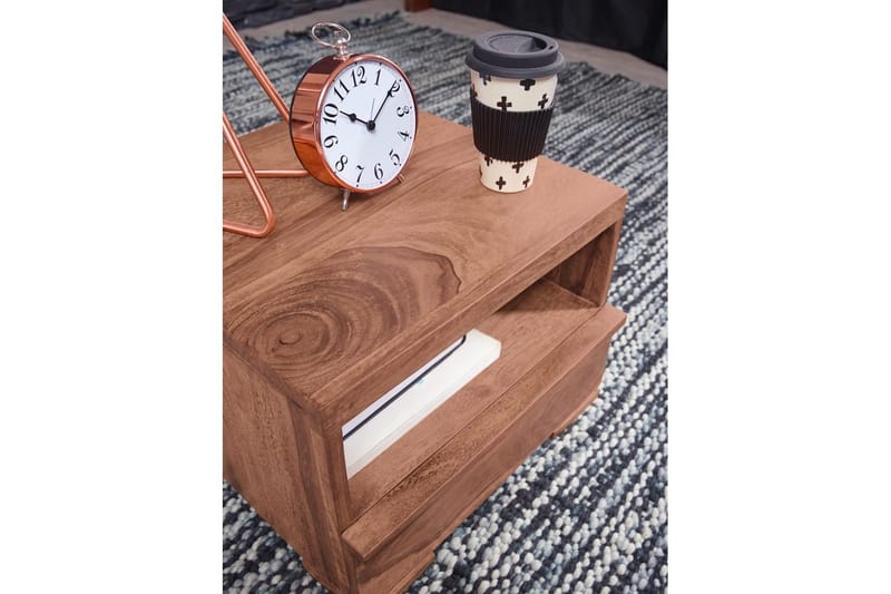 Yöpöytä Wohnling Täyttä puuta laatikolla ja hyllyllä matalassa muotoilussa maalaistyyliä Akaasia - Akaasia - Huonekalut - Pöytä & ruokailuryhmä - Apupöytä & sivupöytä - Yöpöytä