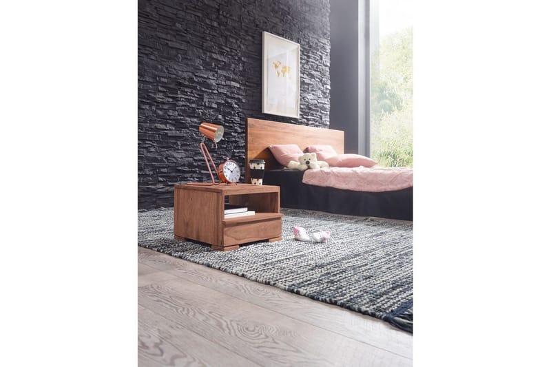 Yöpöytä Wohnling Täyttä puuta laatikolla ja hyllyllä matalassa muotoilussa maalaistyyliä Akaasia - Akaasia - Huonekalut - Pöytä & ruokailuryhmä - Apupöytä & sivupöytä - Yöpöytä