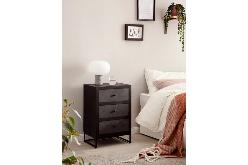 Yöpöytä Wohnling valmistettu massiivipuusta jenkkisängylle, 3 laatikkoa, liuskekivi-ilme, maalaismainen tyyli Musta - Musta - Huonekalut - Pöytä & ruokailuryhmä - Apupöytä & sivupöytä - Yöpöytä