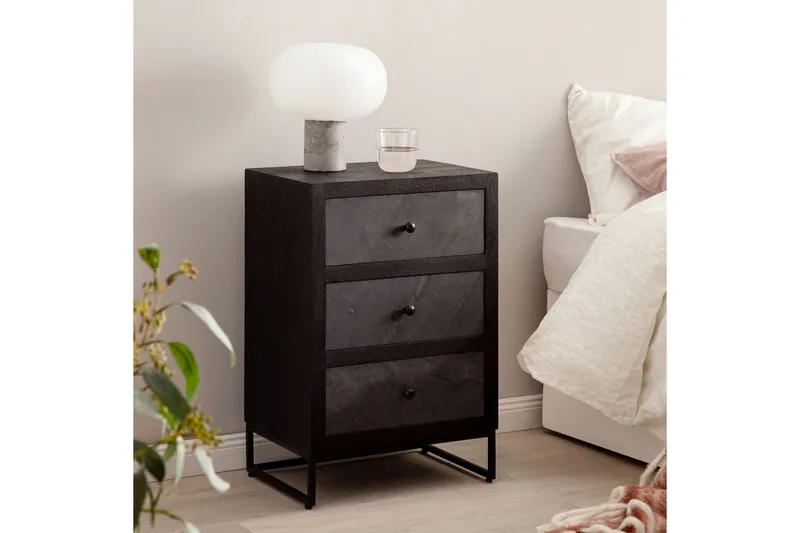 Yöpöytä Wohnling valmistettu massiivipuusta jenkkisängylle, 3 laatikkoa, liuskekivi-ilme, maalaismainen tyyli Musta - Musta - Huonekalut - Pöytä & ruokailuryhmä - Apupöytä & sivupöytä - Yöpöytä