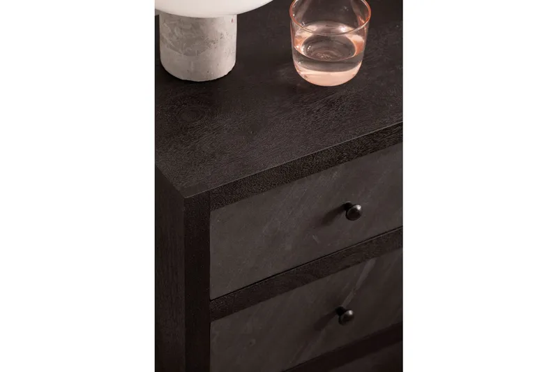 Yöpöytä Wohnling valmistettu massiivipuusta jenkkisängylle, 3 laatikkoa, liuskekivi-ilme, maalaismainen tyyli Musta - Musta - Huonekalut - Pöytä & ruokailuryhmä - Apupöytä & sivupöytä - Yöpöytä