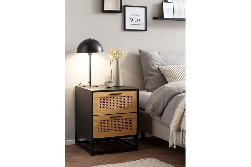 Yöpöytä Wohnling Vankka mangopuu kahdella vetolaatikolla wieniläispunos teollisessa lookissa - Huonekalut - Pöytä & ruokailuryhmä - Apupöytä & sivupöytä - Yöpöytä