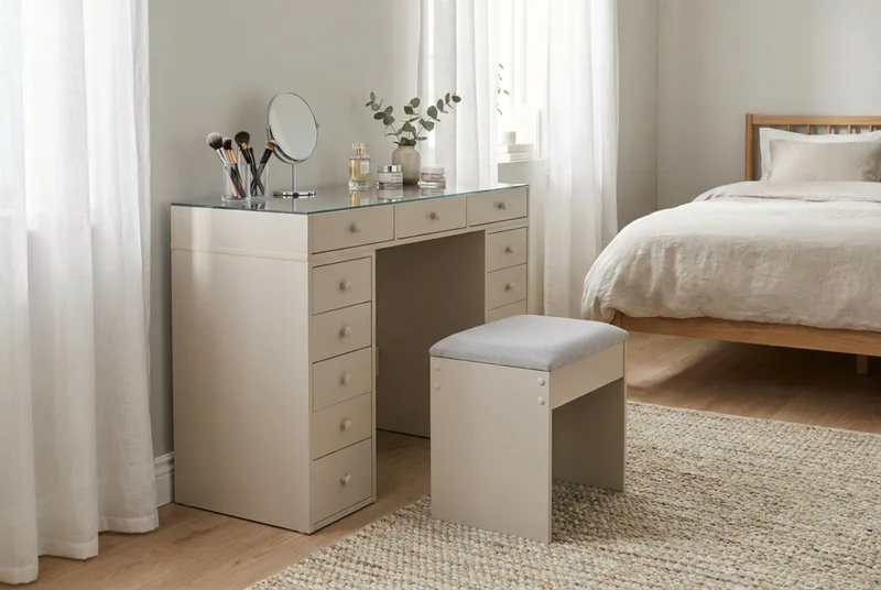 Glow meikkipöytä 120 cm lasikannella, säilytystilaa laatikoilla - Beige - Huonekalut - Pöytä & ruokailuryhmä - Meikki- & kampauspöydät