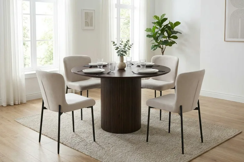 Kopparbo-ruokailuryhmä pyöreä 110 cm savustettu tammi, 4 Elsie-ruokailutuolia - Savustettu tammi/Beige - Huonekalut - Pöytä & ruokailuryhmä - Ruokailuryhmä