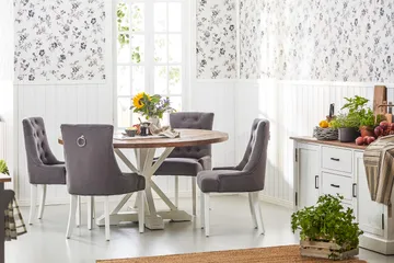 Lyon-ruokailuryhmä, pyöreä Ø150 cm, 4 Viktoria-tuolia - Vintage Luonnonväri/Valkoinen/Harmaa - Huonekalut - Pöytä & ruokailuryhmä - Ruokailuryhmä