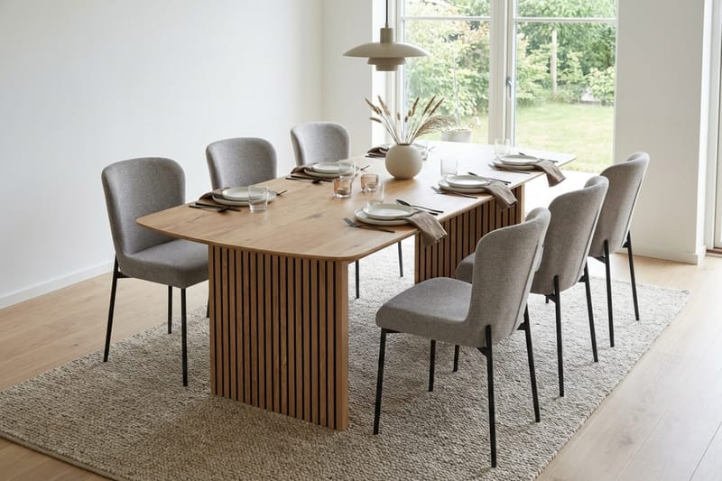 Richeto Ruokailuryhmä Tammi 210 cm ja 6 Elsie Ruokatuolia - Tammi/Vaaleanharmaa - Huonekalut - Pöytä & ruokailuryhmä - Ruokailuryhmä