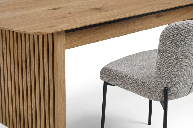 Richeto Ruokailuryhmä Tammi 210 cm ja 6 Elsie Ruokatuolia - Tammi/Vaaleanharmaa - Huonekalut - Pöytä & ruokailuryhmä - Ruokailuryhmä