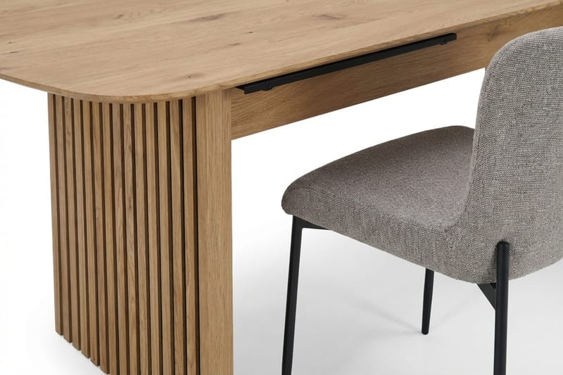 Richeto Ruokailuryhmä Tammi 240 cm ja 6 Elsie Ruokatuolia - Tammi/Vaaleanharmaa - Huonekalut - Pöytä & ruokailuryhmä - Ruokailuryhmä