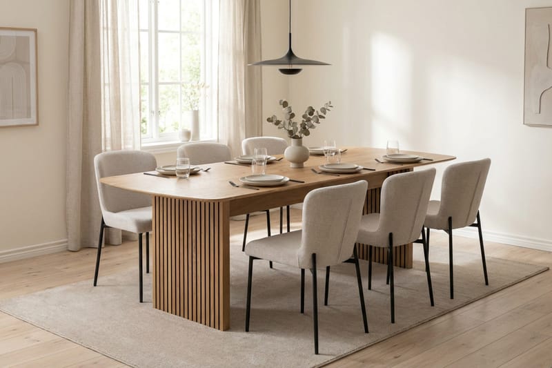 Richeto Ruokailuryhmä Tammi 240 cm ja 6 Elsie Ruokatuolia - Tammi/Valkoinen - Huonekalut - Pöytä & ruokailuryhmä - Ruokailuryhmä