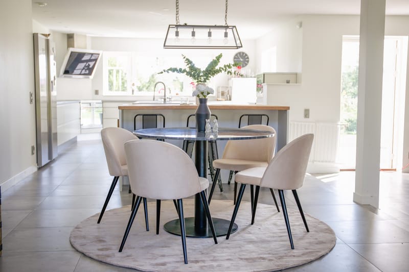 Ruokailuryhmä Estelle 106 cm Pyöreä 4 Velvet Tuolia, Beige