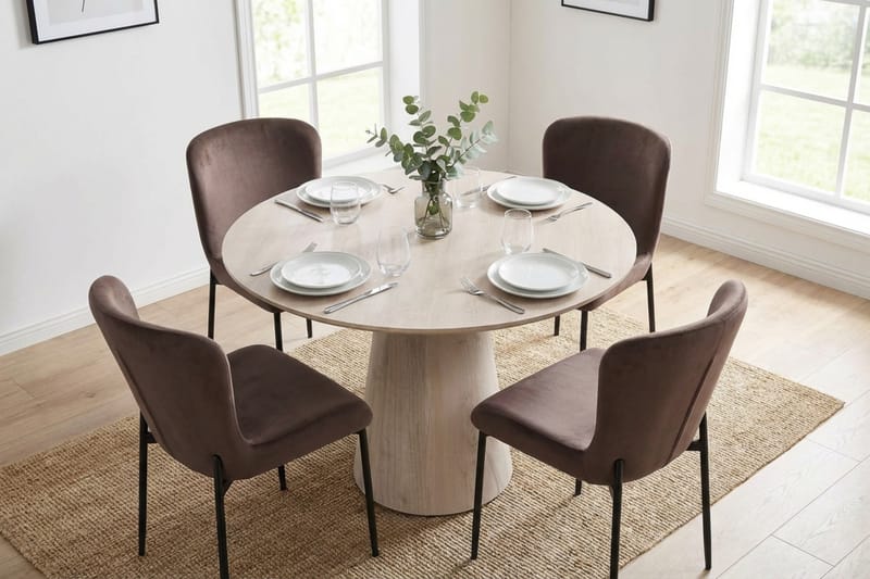 Siena-ruokailuryhmä, pyöreä 110 cm, valkokuullotettu, 4 Elsie-ruokatuolia - Valkokuullotettu/ruskea - Huonekalut - Pöytä & ruokailuryhmä - Ruokailuryhmä