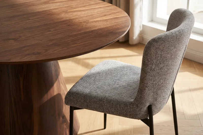 Siena Ruokailuryhmä Pyöreä 130 cm Pähkinä ja 6 Elsie Ruokatuolia - Pähkinä/Vaaleanharmaa - Huonekalut - Pöytä & ruokailuryhmä - Ruokailuryhmä