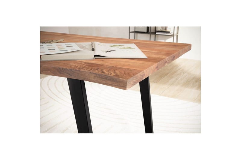 Kirjoituspöytä Wohnling Massiivipuinen puureuna Metallijalat Maalaistyyli Musta, viisto, 180x90 cm - Musta, viisto, 180x90 cm - Huonekalut - Pöytä & ruokailuryhmä - Työpöytä - Tietokonepöytä