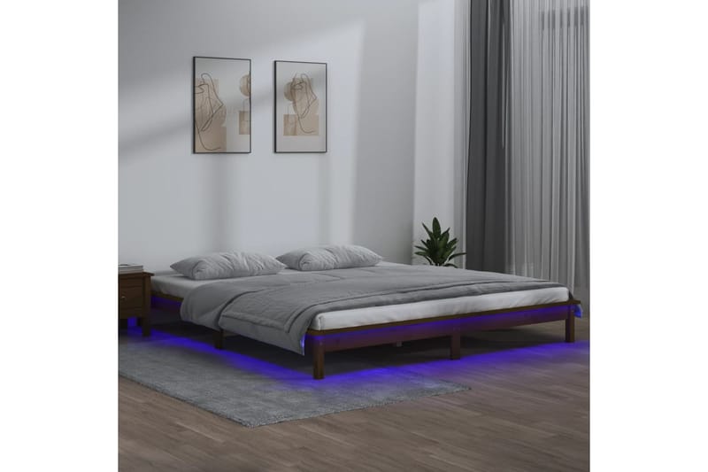 beBasic Sängynrunko LED-valoilla hunajanruskea 140x190 cm täysi puu - Ruskea - Sänkykehikot & sängynrungot