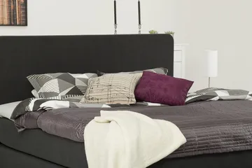Dolly sänkypaketti – jenkkisänky 160x200 cm kangasta sängynpäädyllä + petauspatja kiinteysaste medium - Musta - Huonekalut - Sänky - Jenkkisängyt