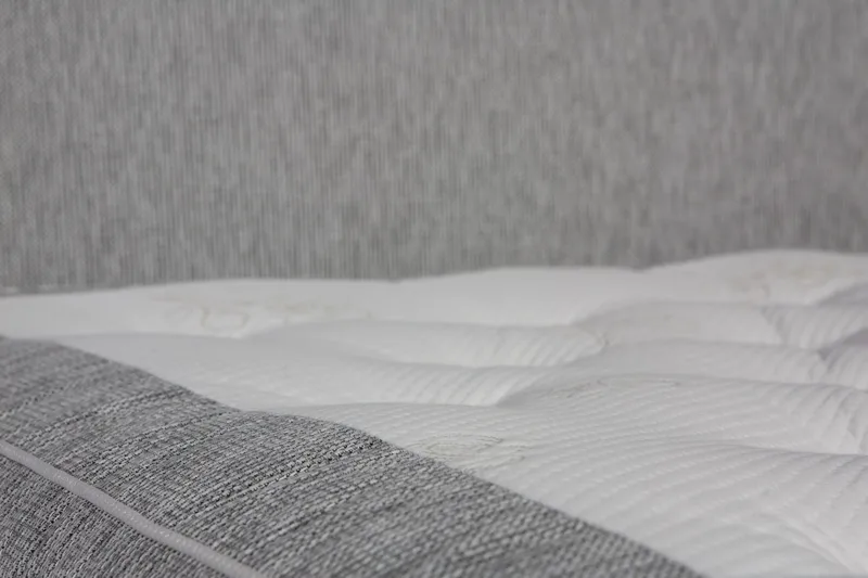 Jenkkisänky Gilius 180x200 - Vaaleanharmaa - Huonekalut - Sänky - Parisänky