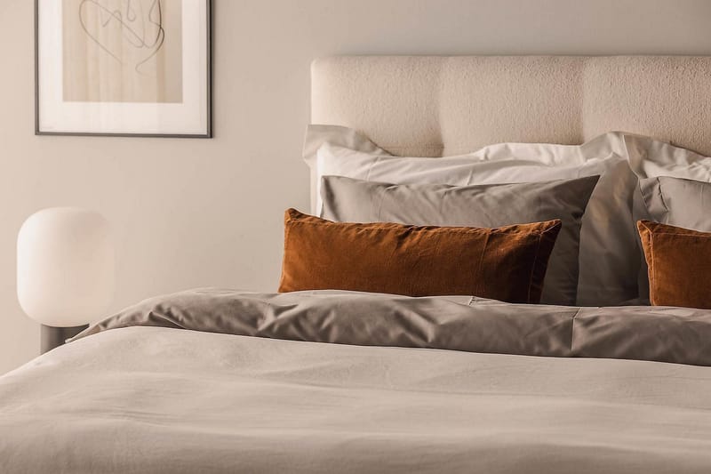 Oslo Lyx Luxe Täydellinen Sänkypaketti Jenkkisänky 180x200 cm Napitettu sängynpääty - Vaaleabeige - Huonekalut - Sänky - Jenkkisängyt