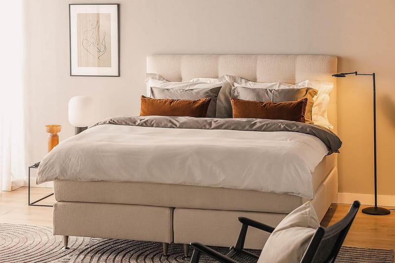 Oslo Lyx Luxe Täydellinen Sänkypaketti Jenkkisänky 180x200 cm Napitettu sängynpääty - Vaaleabeige - Huonekalut - Sänky - Jenkkisängyt