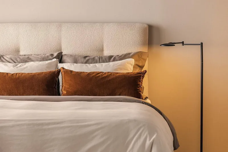 Sänkypaketti Oslo Lyx 120x200 cm Buklee Napillinen pääty - Vaaleabeige - Huonekalut - Sänky - Jenkkisängyt