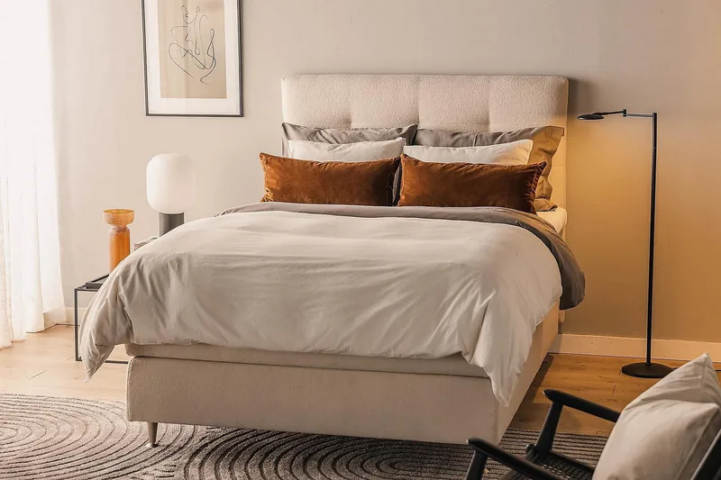 Sänkypaketti Oslo Lyx 120x200 cm Buklee Napillinen pääty - Vaaleabeige - Huonekalut - Sänky - Jenkkisängyt