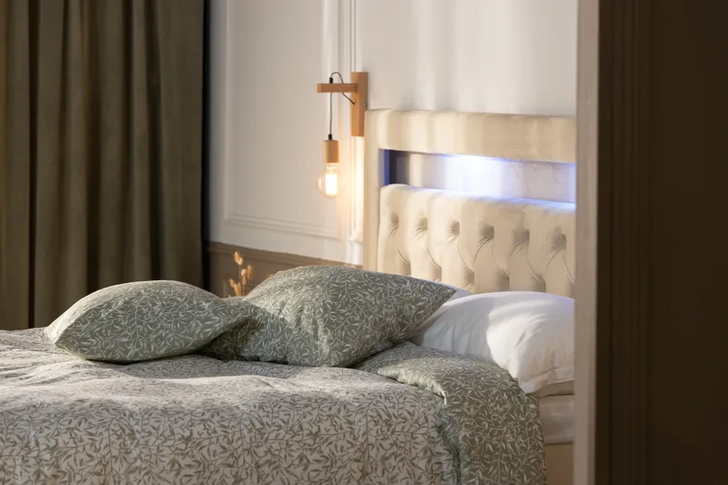 Säilytyssänky Alessia LED-valaistuksella 180x200 cm Sametti - Beige - Huonekalut - Sänky - Sängyt säilytystilalla