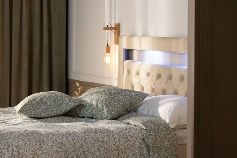 Säilytyssänky Alessia LED-valaistuksella 180x200 cm Sametti - Beige - Huonekalut - Sänky - Sängyt säilytystilalla