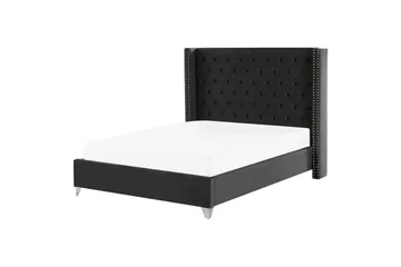 Sänky sälepohjalla Lubbon