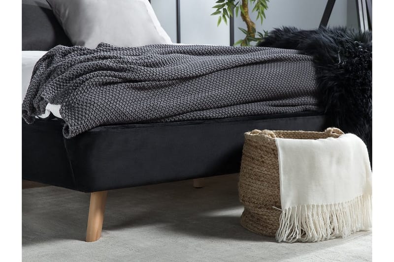 Vienne sängynrunko 180x200 cm kangasta sängynpäädyllä ja puujaloilla - Musta - Huonekalut - Sänky - Sänkykehikot & sängynrungot