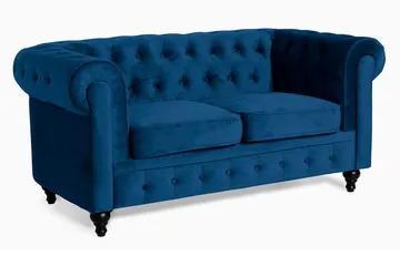 Chesterfield Lyx 2-istuttava pieni samettisohva – Syvä sohva 160 cm leveä - Sininen - Huonekalut - Sohva - 2:n istuttava sohva