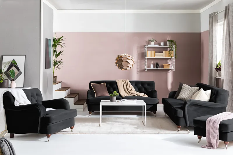 Howard Riviera 2-istuttava Samettisohva - Musta - Huonekalut - Sohva - 2:n istuttava sohva