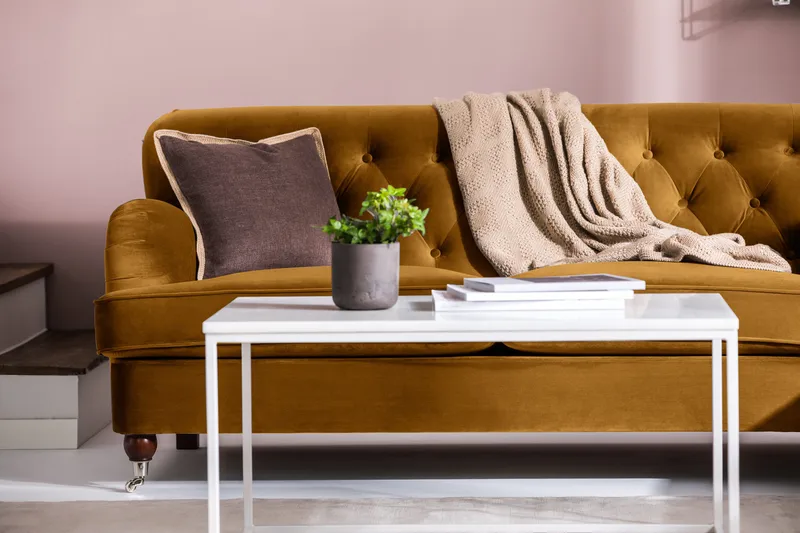 Howard Riviera 2-istuttava Samettisohva - Tummankeltainen - Huonekalut - Sohva - 2:n istuttava sohva