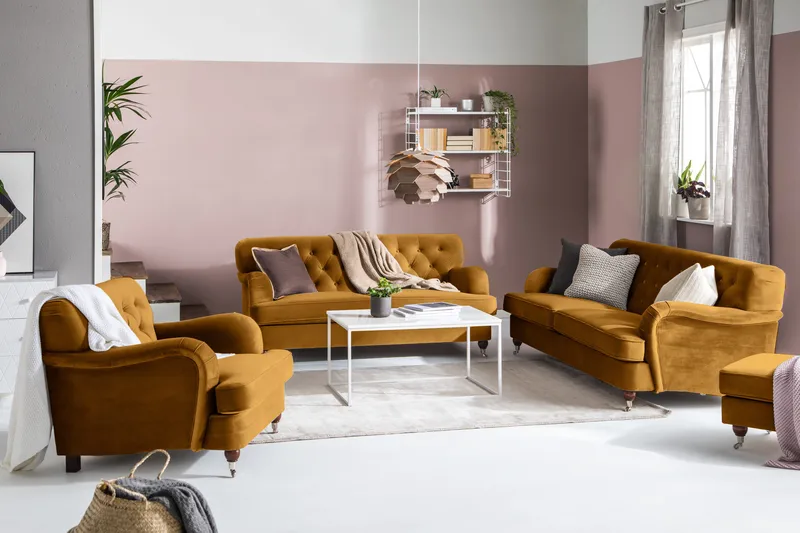 Howard Riviera 2-istuttava Samettisohva - Tummankeltainen - Huonekalut - Sohva - 2:n istuttava sohva