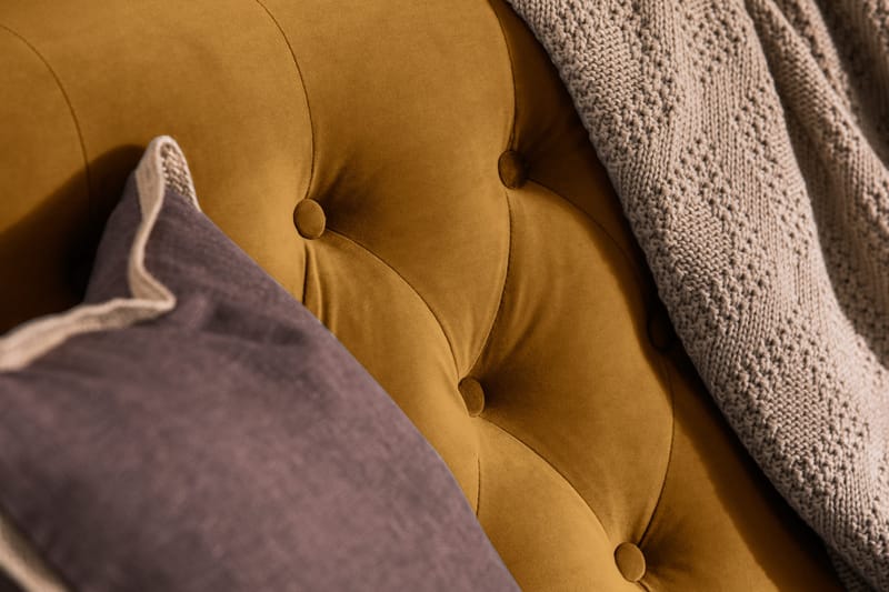 Howard Riviera 2-istuttava Samettisohva - Tummankeltainen - Huonekalut - Sohva - 2:n istuttava sohva