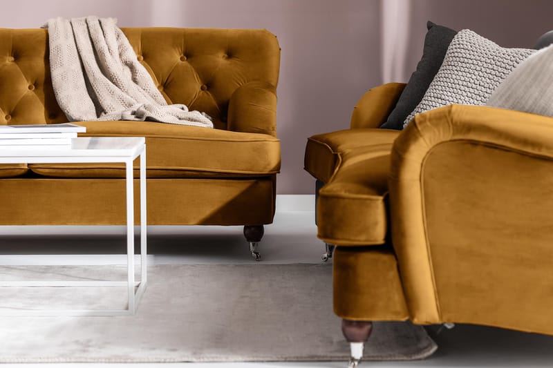 Howard Riviera 3-istuttava Kaareva Samettisohva - Tummankeltainen - Huonekalut - Sohva - 3:n istuttava sohva