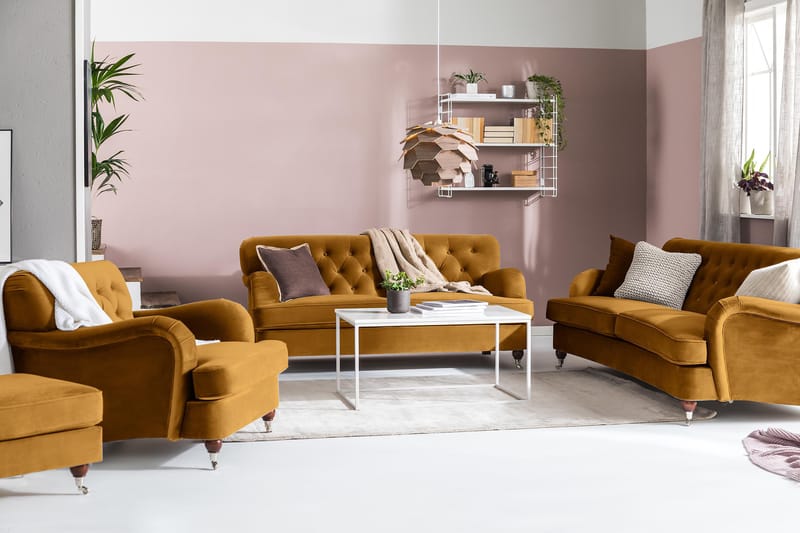 Howard Riviera 3-istuttava Kaareva Samettisohva - Tummankeltainen - Huonekalut - Sohva - 3:n istuttava sohva