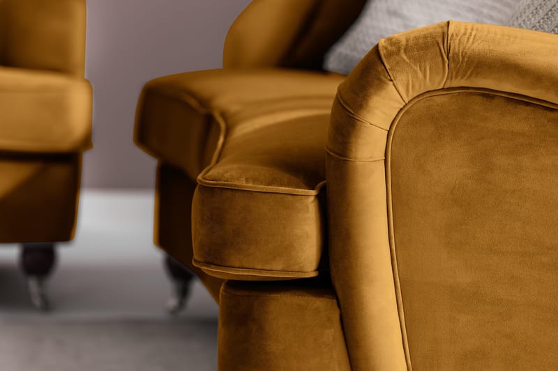 Howard Riviera 3-istuttava Kaareva Samettisohva - Tummankeltainen - Huonekalut - Sohva - 3:n istuttava sohva