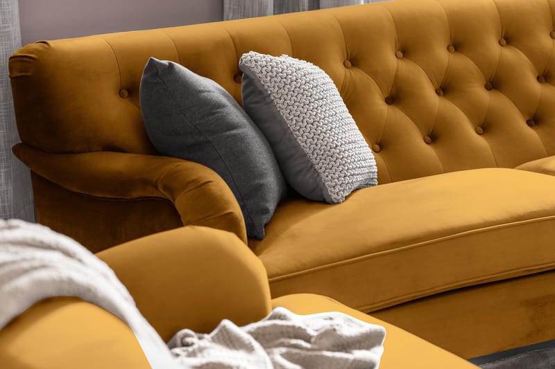 Howard Riviera 3-istuttava Kaareva Samettisohva - Tummankeltainen - Huonekalut - Sohva - 3:n istuttava sohva