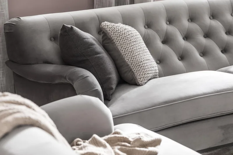 Howard Riviera 3-istuttava Kaareva Samettisohva - Vaaleanharmaa - Huonekalut - Sohva - 3:n istuttava sohva