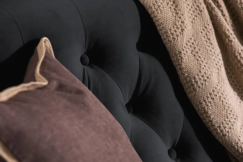 Howard Riviera 3-istuttava Samettisohva - Musta - Huonekalut - Sohva - 3:n istuttava sohva