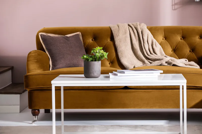 Howard Riviera 3-istuttava Samettisohva - Tummankeltainen - Huonekalut - Sohva - 3:n istuttava sohva