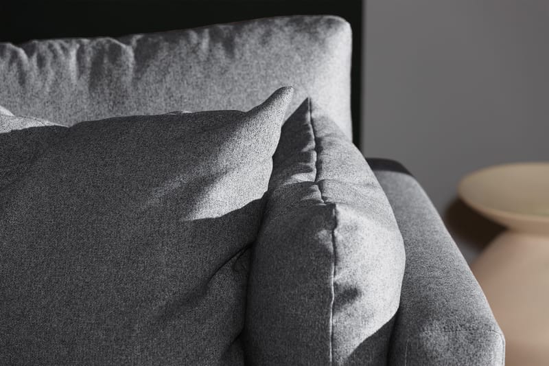 Menard 3-istuttava Syvä Kangassohva - Tummanharmaa - Huonekalut - Sohva - 3:n istuttava sohva