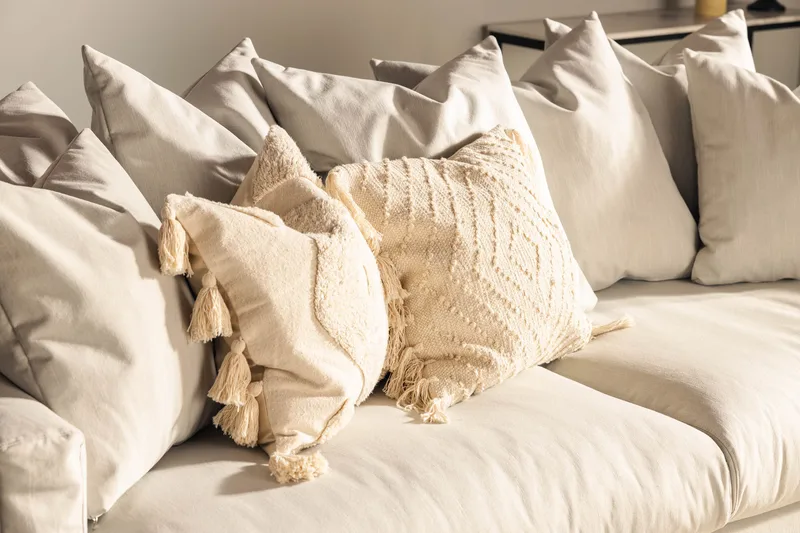 Menard 4-istuttava Syvä Kangassohva - Vaaleanharmaa - Huonekalut - Sohva - 4:n istuttava sohva