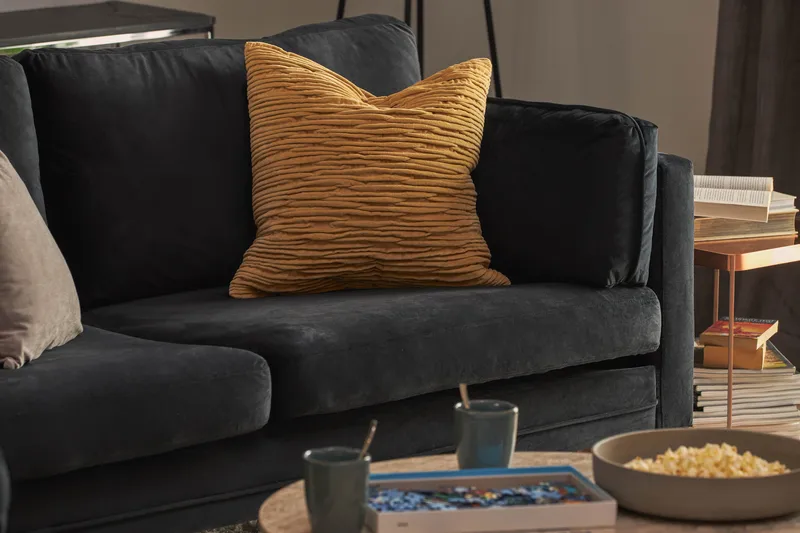 Bloom 3-istuttava Samettisohva - Musta - Huonekalut - Sohva - 3:n istuttava sohva