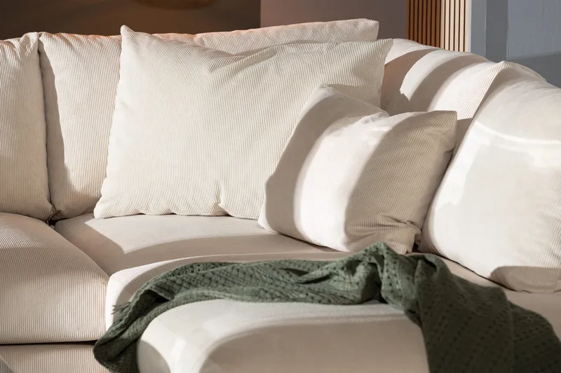 Menard 4-istuttava Oikeakätinen Syvä L-muotoinen Divaanisohva Manchesterista - Beige - Huonekalut - Sohva - Divaanisohva - 4 istuttava sohva divaanilla