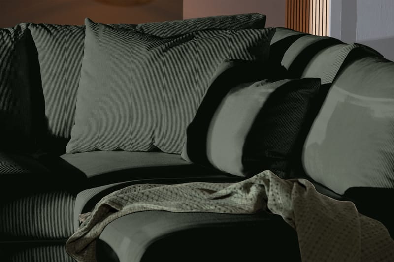 Menard 4-istuttava Oikeakätinen Syvä L-muotoinen Divaanisohva Manchesterista - Vihreä - Huonekalut - Sohva - Divaanisohva - 4 istuttava sohva divaanilla